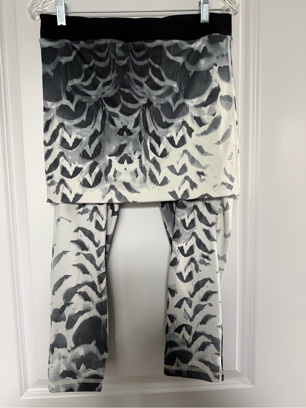 Lululemon Black and Cream Angel Wing Patterned Skirted Leggings - Size 10
